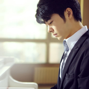 游泳教练在水里含我奶头电影
